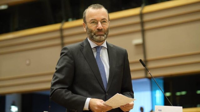 Οσμή διαπλοκής ξανά πάνω από τις Βρυξέλλες: Εμπλοκή του προέδρου του ΕΛΚ Μάνφρεντ Βέμπερ για διαφθορά και δωροδοκία