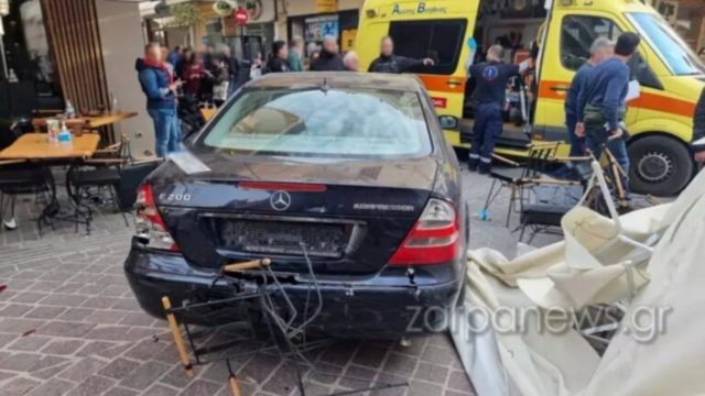 Τρόμος στα Χανιά: 80χρονος οδηγός έκανε όπισθεν και έπεσε πάνω σε πελάτες εστιατορίου (Video)