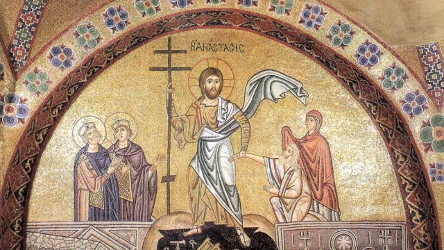 Χριστός Ανέστη εκ νεκρών: Οι μεγάλοι συμβολισμοί της Κυριακής του Πάσχα – Τι γιορτάζουμε και τα έθιμα σε όλη την Ελλάδα