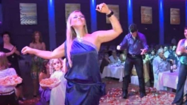 Το ζεϊμπέκικο της κουμπάρας που ζήλεψε μέχρι και ο γαμπρός – Θα μείνετε άφωνοι!