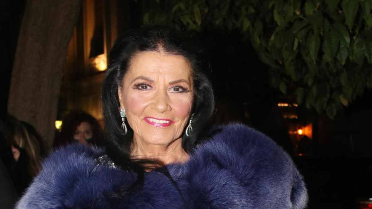 Λεβέντισσα η Ζωζώ Σαπουντζάκη: Η βίλα της στην Κινέτα «ζωντανεύει» και πάλι (photo)