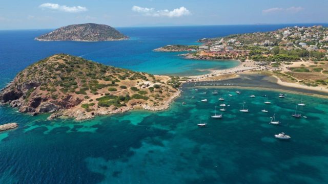 Μόλις 50 λεπτά από την Αθήνα: Η παραλία με το γραφικό εκκλησάκι που ξεχνάς ότι βρίσκεσαι στην Αττική