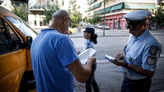 Κ.Ο.Κ.: Αυτό το πρόστιμο θα πληρώσετε για προειδοποίηση για μπλόκα με τα φώτα του αυτοκινήτου