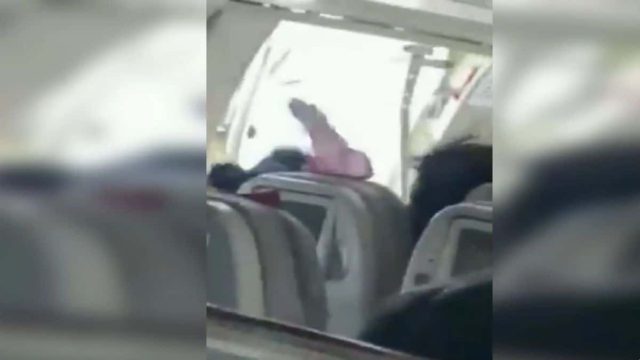 Τρόμος στον αέρα: Θύρα αεροπλάνου άνοιξε ξαφνικά κατά τη διάρκεια της πτήσης (video)
