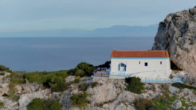 Απαράμιλλης ομορφιάς: Το εκκλησάκι της Αττικής που γαληνεύει την ψυχή και σε κάνει να νιώθεις ότι είσαι σε νησί