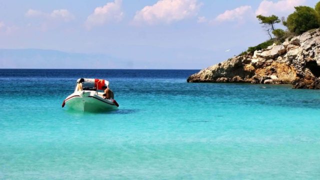 Αττικός παράδεισος: Το νησί «μια ανάσα» από την Αθήνα με τη μοναδική λίμνη – Το λάτρεψε και ο πιο απαιτητικός!