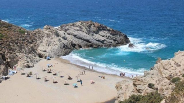 Αξίζει το ρίσκο παρά το «Προσοχή, κίνδυνος»: Η πιο επικίνδυνη παραλία στην Ελλάδα έχει νερά που δεν έχεις ξαναδεί