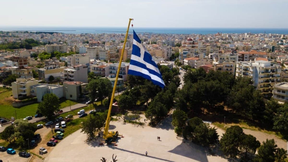 Αλεξανδρούπολη: Υψώθηκε ελληνική σημαία 600 τ.μ. στα σύνορα για την 103η επέτειο απελευθέρωσης της πόλης
