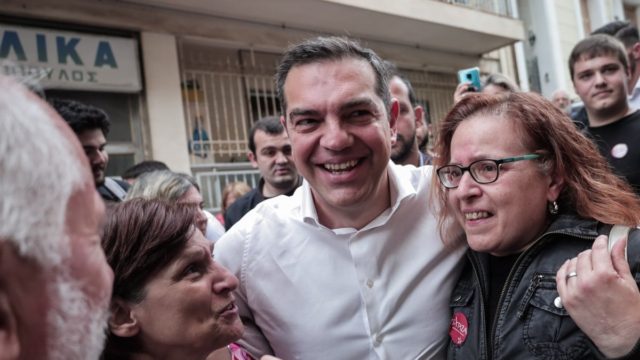 Απτόητος ο Αλέξης Τσίπρας: Κατηγορεί ΠΑΣΟΚ και ΚΚΕ για την κατάρρευση – «Είμαι εδώ, δε θα εγκαταλείψω τη μάχη, έχω μάθει να αναλαμβάνω την ευθύνη»