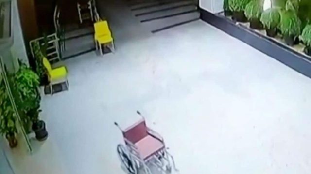 Κρυφή κάμερα σε νοσοκομείο κατέγραφε ένα άδεια αναπηρικό καροτσάκι – Ξαφνικά έγινε κάτι το ανατριχιαστικό!