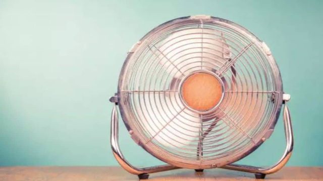 Βγάλτε τους από την ντουλάπα: Έτσι θα καθαρίσεις τέλεια τον ανεμιστήρα σου και θα απολαμβάνεις περισσότερη δροσιά