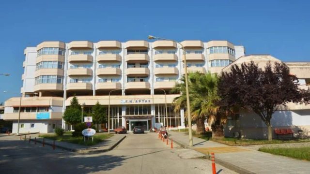 «Φρούριο» το νοσοκομείο της Άρτας: Συγγενείς της μητέρας απειλούν να σκοτώσουν τον πατέρα που άφησε το 5,5 μηνών παιδί του στο αυτοκίνητο και πέθανε