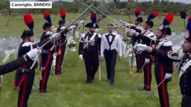 Αστυνομικός παντρεύτηκε τον κομμωτή σύντροφό του με τιμητικό άγημα – «Διάλεξα τη μέρα του γάμου των γονιών μου γιατί…» (video)