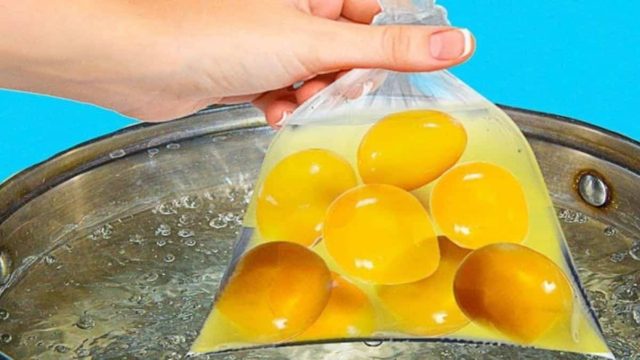 Ρίχνει αλεύρι με αυγά σε σακούλα και την τρυπάει – Μόλις δείτε γιατί θα τρέξετε να το κάνετε (video)