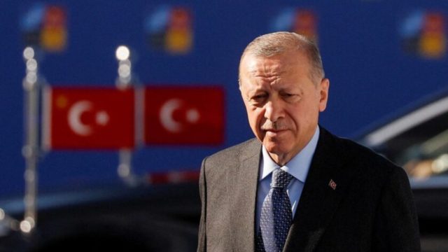 Εκλογές στην Τουρκία: Ο Ερντογάν επισκέφτηκε τους τάφους των γονιών του αφότου ψήφισε (video)