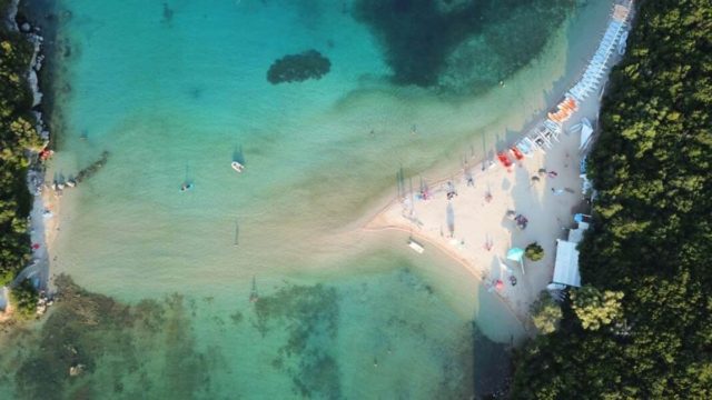 Η εξωτική παραλία με τη ροζ άμμο δεν βρίσκεται σε νησί αλλά στην ηπειρωτική Ελλάδα!