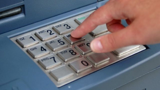 «Βάλσαμο» στα ΑΤΜ: Μπόνους 300 ευρώ – Ποιοι θα τα δουν άμεσα στον λογαριασμό τους