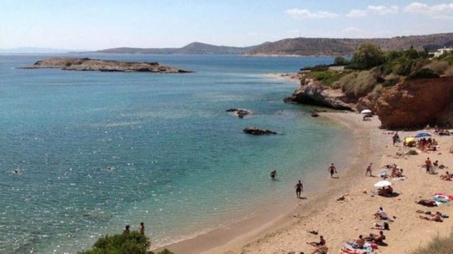 Ένας παράδεισος στην Αττική: Μια παραλία με κρυστάλλινα νερά περίπου 45 λεπτά από το κέντρο της Αθήνας!