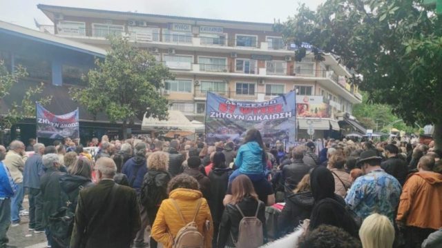 Χαμός στις Σέρρες: «Μαύρο, μαύρο στον Καραμανλή» – Μαζική συγκέντρωση έξω από το γραφείο του από συγγενείς των θυμάτων στα Τέμπη