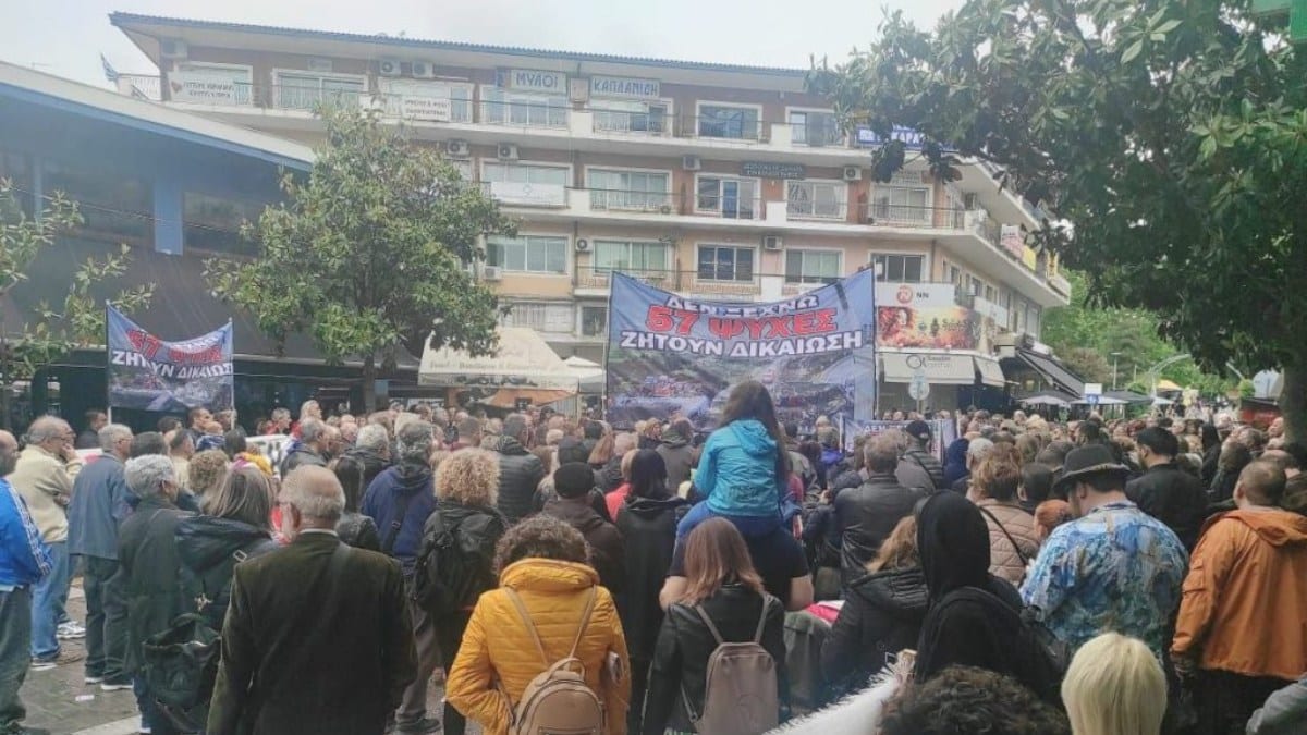 Χαμός στις Σέρρες: «Μαύρο, μαύρο στον Καραμανλή» – Μαζική συγκέντρωση έξω από το γραφείο του από συγγενείς των θυμάτων στα Τέμπη