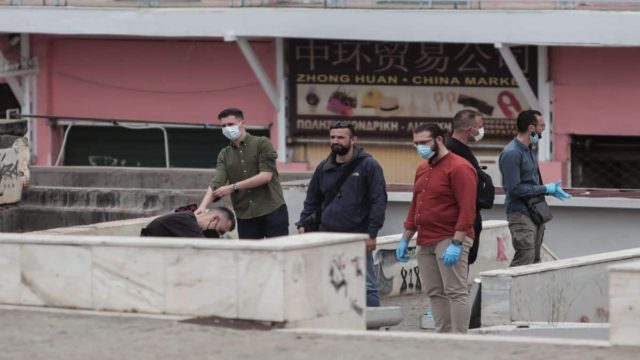 Δολοφονία στη Βαρβάκειο: Τουλάχιστον πέντε μαχαιριές στο λαιμό της νεκρής γυναίκας – Μυστήριο με την ταυτότητά της (video)