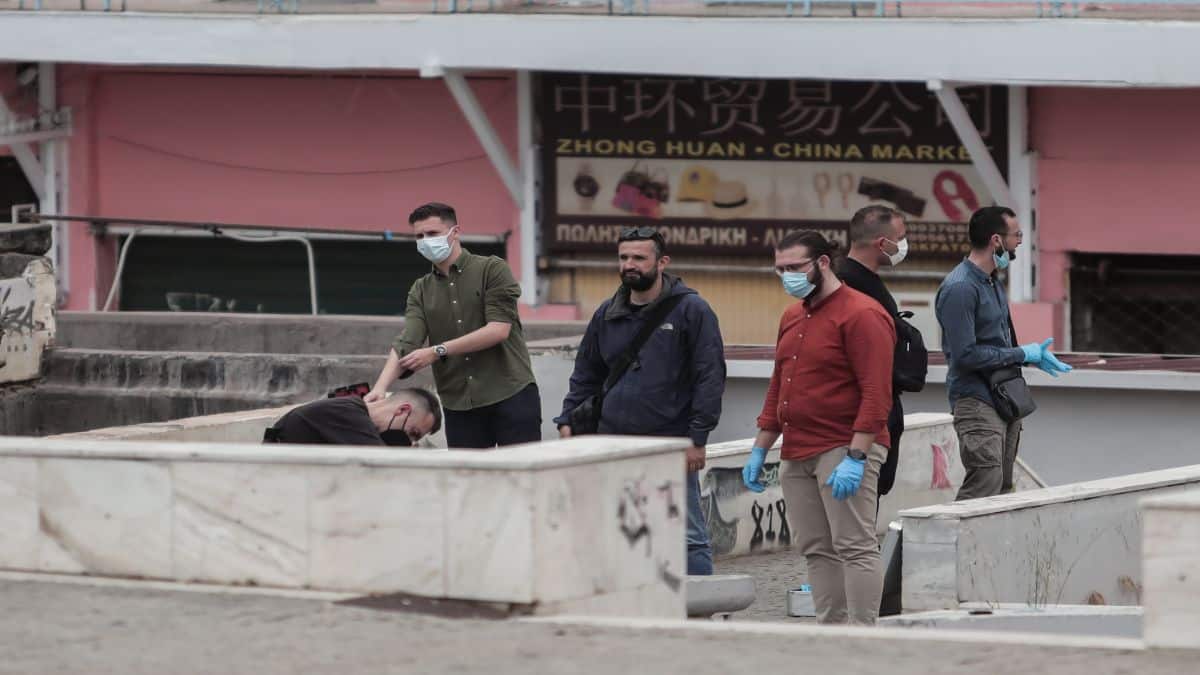Δολοφονία στη Βαρβάκειο: Τουλάχιστον πέντε μαχαιριές στο λαιμό της νεκρής γυναίκας – Μυστήριο με την ταυτότητά της (video)