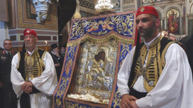 «Άξιον Εστί»: Ουρές πιστών από τα ξημερώματα στη Μητρόπολη Αθηνών για την ιερή εικόνα (Vid)