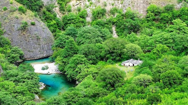 Είναι μέσα σε φαράγγι και μοιάζει με ζωγραφιά: Το εκκλησάκι σε ελληνικό νησί που νομίζεις ότι βγήκε από παραμύθι