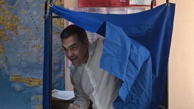 Εκλογές 2023: Στην Κυψέλη έριξε την ψήφο του ο Αλέξης Τσίπρας – «Η αλλαγή στα χέρια του λαού – Να αφήσουμε πίσω μια δύσκολη 4ετία» (video)