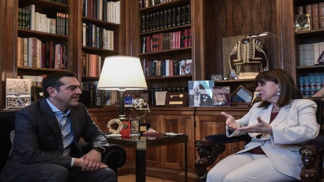 Εκλογές 2023: «Δεν θα παραλάβω την εντολή! Δεν υπάρχει δυνατότητα σχηματισμού κυβέρνησης. Οδυνηρό σοκ το εκλογικό αποτέλεσμα» – Ο Αλέξης Τσίπρας επέστρεψε αμέσως τη διερευνητική (Video)