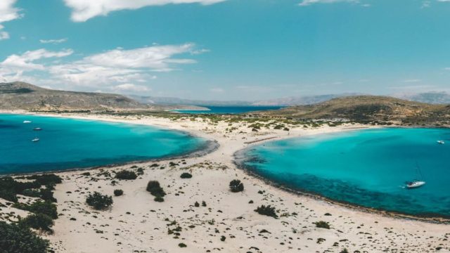 Με τιρκουάζ νερά και λευκές αμμουδιές: Το εξωτικό ελληνικό νησί που θα σε «κερδίσει» για πάντα