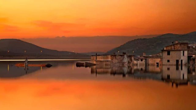 Ειδυλλιακό μέρος: Το χωριό ελληνικού νησιού που «ζει» μεταξύ νερού και στεριάς
