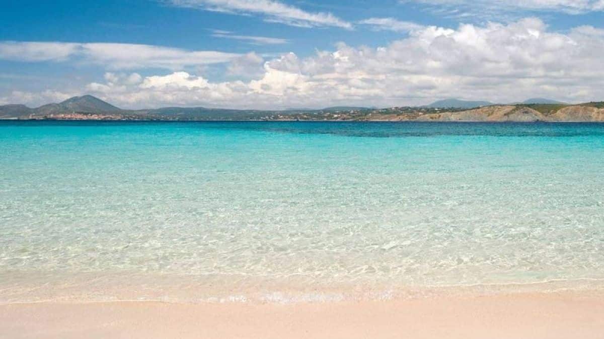 Άγρια ομορφιά: Το ελληνικό νησί με τα πιο βαθιά νερά στη Μεσόγειο προκαλεί δέος και στον πιο περιπετειώδη τουρίστα!
