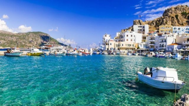 Χτυπάει την ακρίβεια: Το ελληνικό νησί που θα κάνεις διακοπές τον Αύγουστο με λιγότερα από 50 ευρώ!