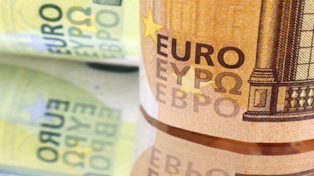 Επίδομα €1.000: Κοσμοσυρροή στα ΑΤΜ της χώρας – Στους λογαριασμούς χιλιάδων δικαιούχων τα χρήματα