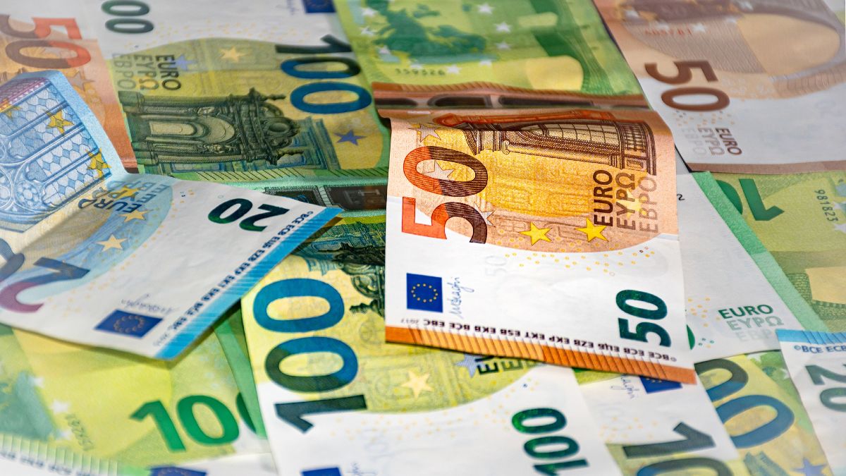Μόνιμο επίδομα 150 ευρώ για νέους – Στα «κάγκελα» όσοι μένουν εκτός