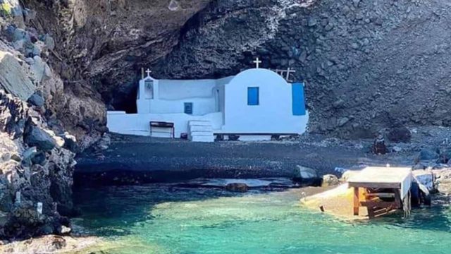 Η κρυμμένη ομορφιά της Σαντορίνης: Το Εκκλησάκι των Αγίων 7 Παίδων που μοιάζει με επίγειο παράδεισο (Video)