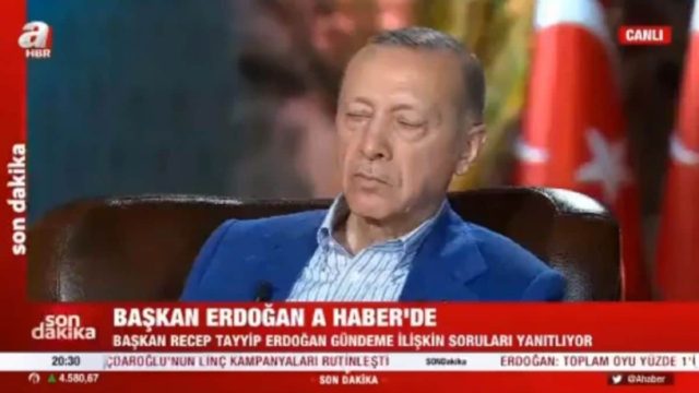Εκλογές στην Τουρκία: Ο Ερντογάν «χτύπησε» ξανά –  Κοιμήθηκε on air σε διακαναλική συνέντευξη! (video)