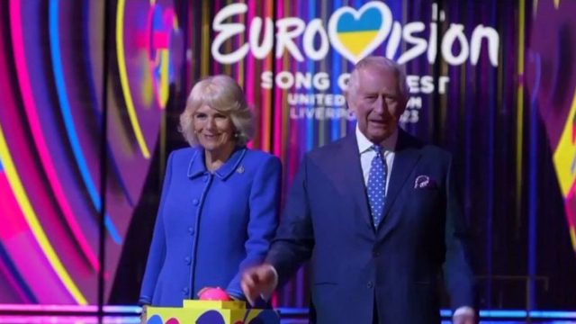 Άφησε το στέμμα, έπιασε Eurovision: Η αναπάντεχη εμφάνιση του Βασιλιά Καρόλου με την Καμίλα στον Α’ Ημιτελικό