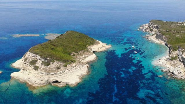 Το άγνωστο «διαμαντάκι» του Ιονίου: Το νησάκι στην άκρη της Ελλάδας με τα τιρκουάζ νερά και τα μοναδικά τοπία