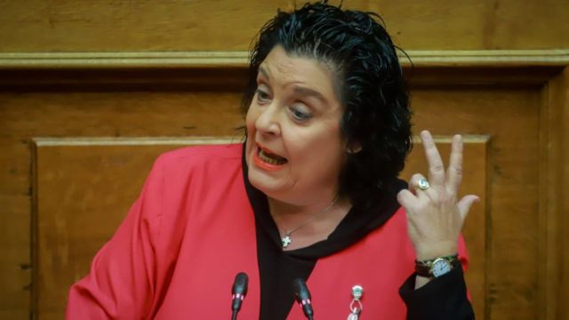 «Πέταξε για ακόμα μία φορά την μπάλα στην…»: Σφοδρή επίθεση στη Λιάνα Κανέλλη μετά τις δηλώσεις της για τους ΛΟΑΤΚΙ+