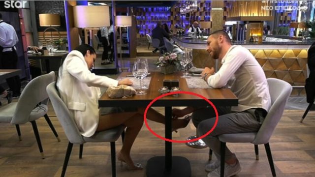 First Dates: «Θα πάρει το τακούνι και θα “πάει για δουλειά” στο σπίτι ο πατουσάκιας!» – Ο “ποδολάγνος” Αντώνης και η “σκύλα” Μαρία έκανε το Twitter να πάρει “φωτιά” (Video)