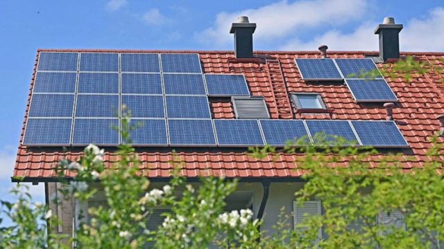 «Φωτοβολταϊκά στη Στέγη»: Επιδότηση μέχρι 75%! Άνοιξε η πλατφόρμα, αυτοί είναι οι δικαιούχοι