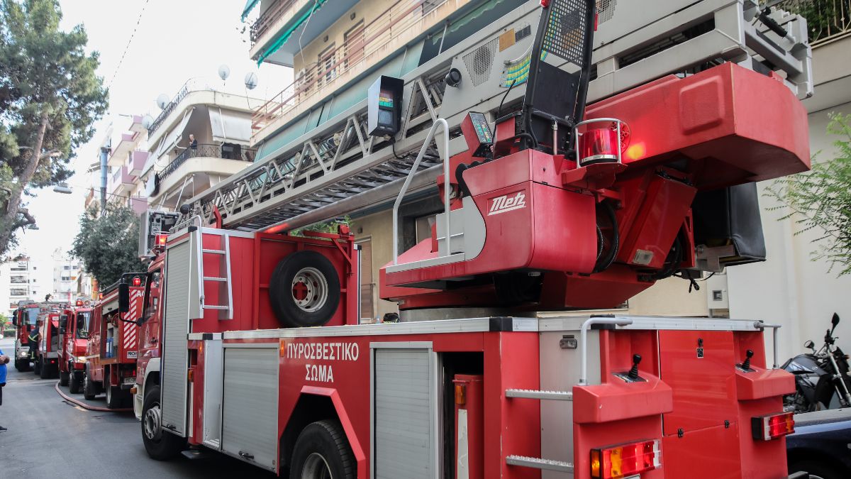 Συναγερμός στην Πυροσβεστική: Φωτιά σε διαμέρισμα πολυκατοικίας στο Λαύριο – Υπάρχουν άτομα μέσα στο κτίριο