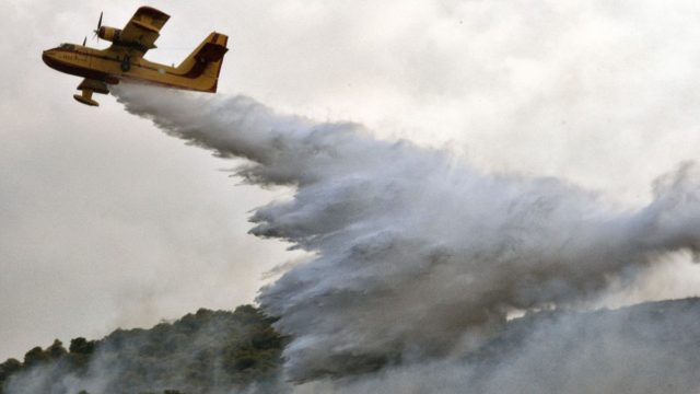 Φωτιά στους Αγίους Θεοδώρους – Σηκώθηκαν εναέρια μέσα