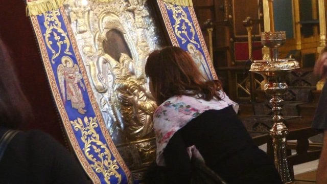 Η Φωτογραφία της Ημέρας: Πλήθος πιστών στη Μητρόπολη Αθηνών για να προσκυνήσουν την εικόνα «Άξιον Εστί»