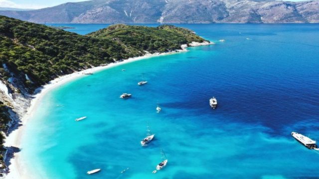 Κάπως έτσι είναι ο παράδεισος: Το νησί με την «κρυφή» καταγάλανη παραλία που νιώθεις ότι βρίσκεσαι στην Εδέμ