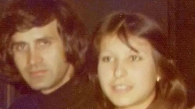 Αναγνωρίζετε το κορίτσι πλάι στον Γιώργο Νταλάρα; Μεγάλωσε και έγινε γνωστή τραγουδίστρια (photo)