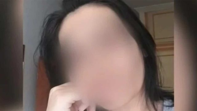 Ηράκλειο: Αυτή είναι η μητέρα που παράτησε σπίτι για μέρες τα τρία παιδιά της! «Τα άφησα μόνα για λίγες ώρες! Το παραπληγικό το συνηθίζει αυτό, να φωνάζει…» – Οι εξοργιστικές δικαιολογίες της (Video)