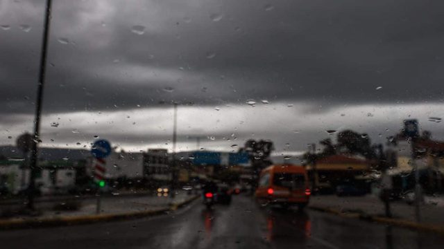 «Κόκκινος» συναγερμός με την επέλαση της κακοκαιρίας – Πού θα χτυπήσουν πιο έντονα τα φαινόμενα